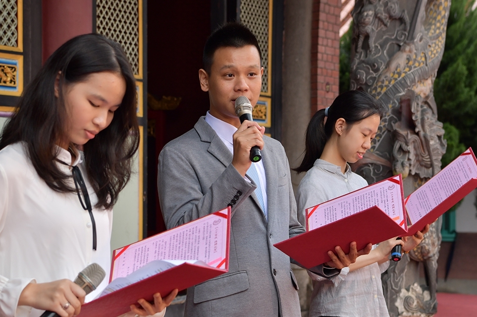 畢業生代表沈池鴻(中)與林品彤(左)和陳玟宇(右)分享兒時讀經經驗